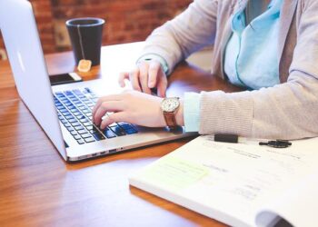 Hiring a Bradford Web Designer vs DIY Website Builders