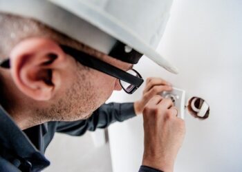Top 10 Reasons to Call an Electrician