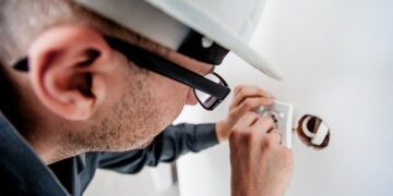 Top 10 Reasons to Call an Electrician