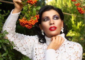 What Are Popular Fashion Accessories For Women?