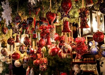 Five good reasons to decorate corporate lobbies over the festive season