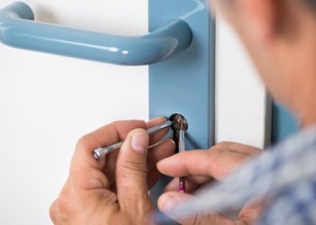 What to Expect When You Call an Emergency Locksmith