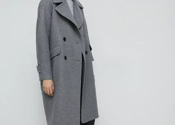 Why Every Woman Needs an Oversized Coat in Her Wardrobe: The Benefits of Fashion and Function