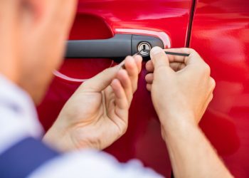 The Advantages of Calling an Auto Locksmith in Emergency Lockout Situations