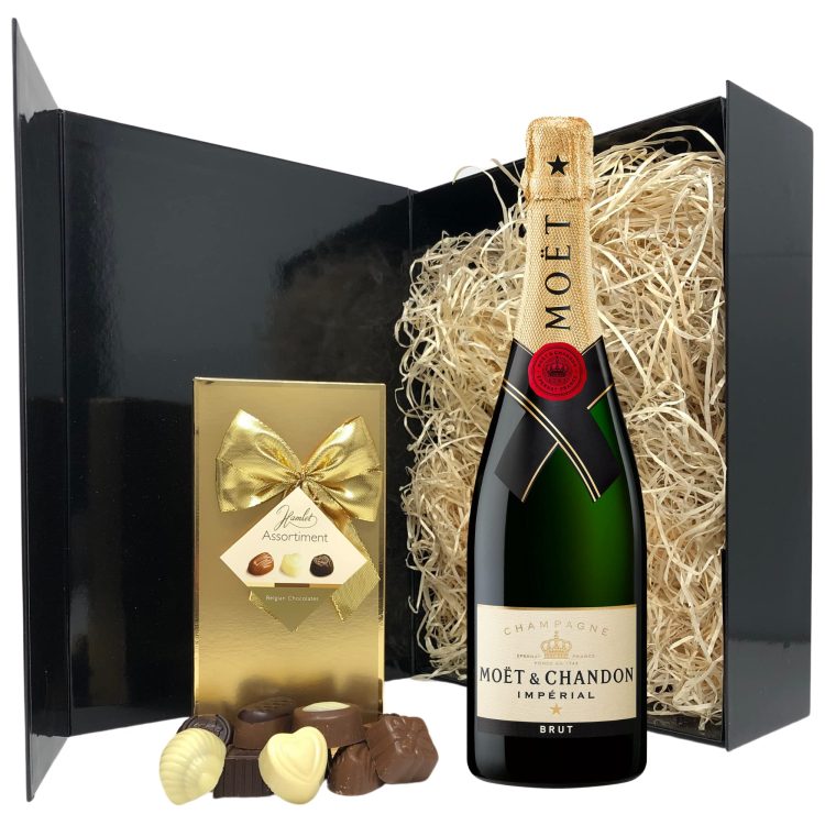 Popping the Question – Top Reasons Champagne Gift Boxes Make Perfect Presents