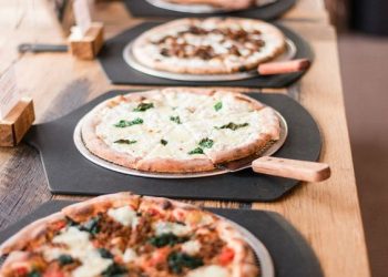 Pizza Weddings: Why Serving Slice Sets the Scene