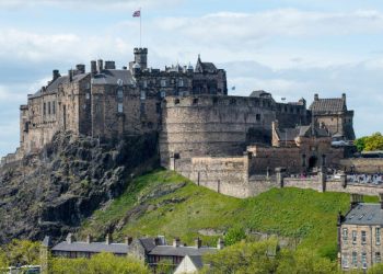 Discovering the Wonders of Scotland: The Advantages of Pre-Booking Private Day Tours from Edinburgh