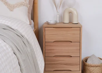 Creating a Cozy Bedroom Atmosphere with Bedside Decor