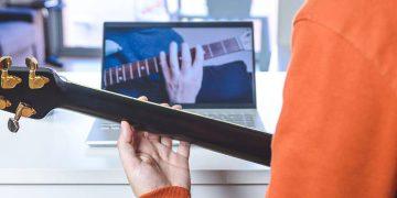 Learning to Play: The Convenience and Benefits of the Online Guitar Teacher