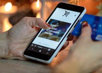 The Role of Technology in Enhancing Holiday Shopping: From AI to Seamless Payment Systems